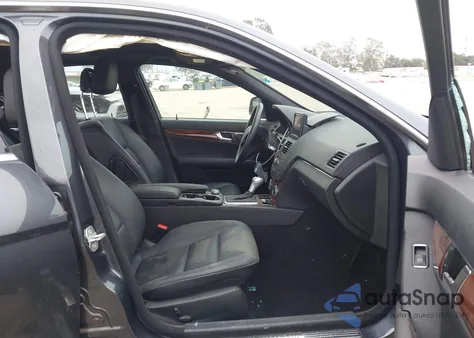 2009 Mercedes-Benz C 300 Luxury/Sport z USA, uszkodzony, nr VIN WDDGF54X29F229166